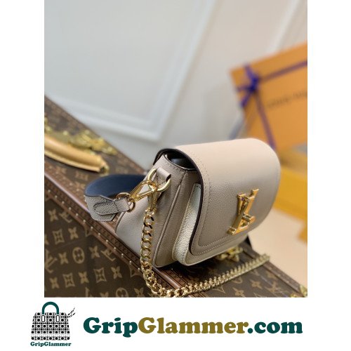 Louis Vuitton Favorite - Image 4