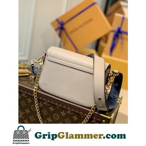 Louis Vuitton Favorite - Image 7