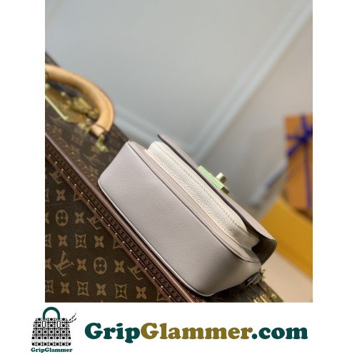 Louis Vuitton Favorite - Image 8