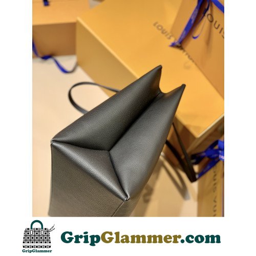 Louis Vuitton Favorite - Image 2