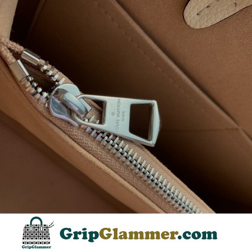 Louis Vuitton Tote - Image 9