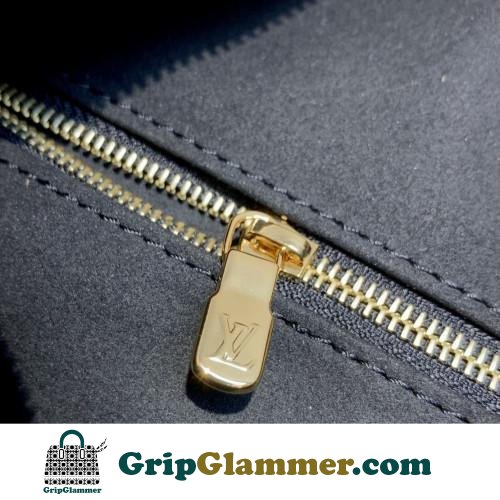 Louis Vuitton Tote - Image 9